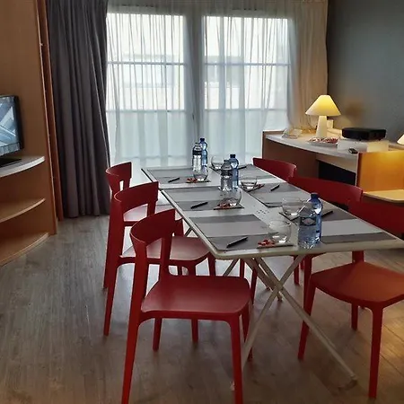 Ibis Nantes Трейер