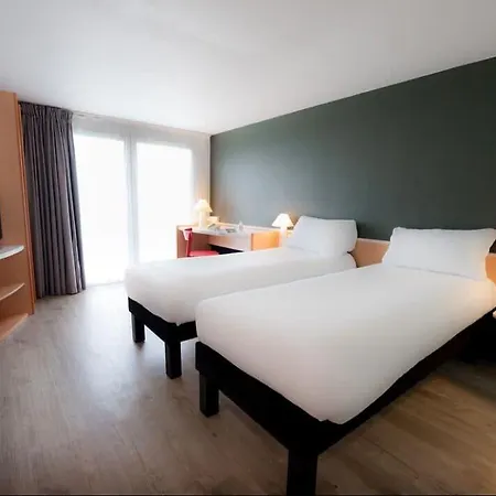 Отель Ibis Nantes Трейер