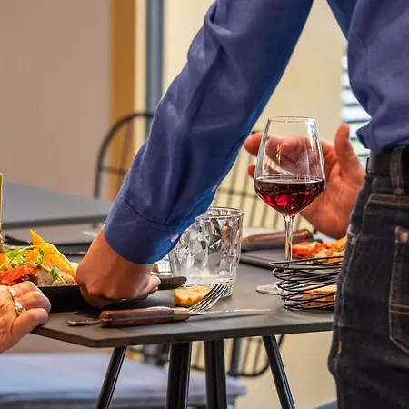 Ibis Nantes Трейер